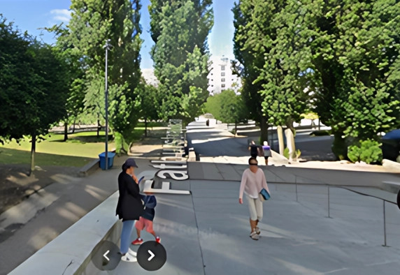 7 - Väl nedanför trappan, gå genom parken 